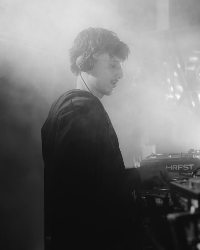 Robin with headphones in the smoke at HRFST Festival