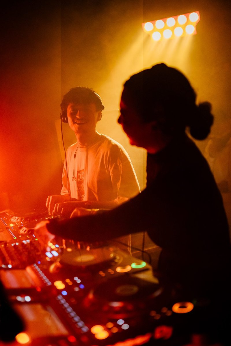 Demi and Robin mixing at Thuishaven