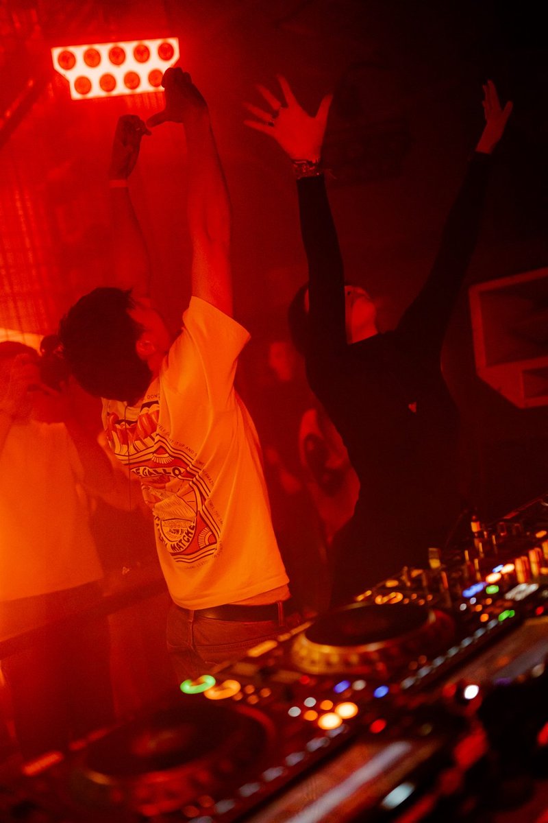 Wide shot of Drabes behind the decks